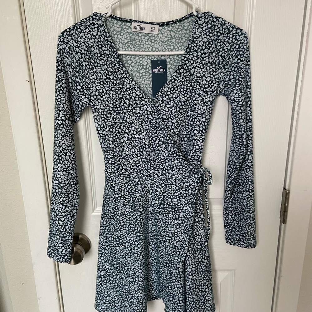 🆕Hollister Green & White Flower Floral Wrap Dress